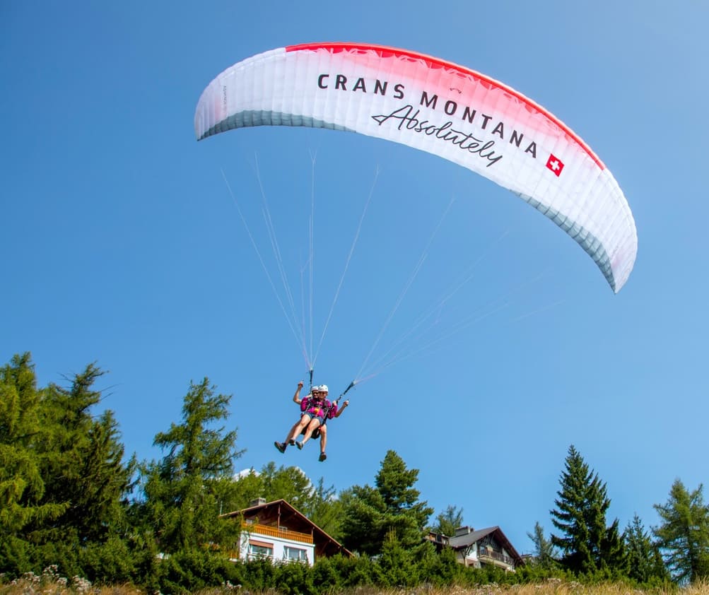 vol-parapente-Crans-Montana-Valais-Suisse-04 Vol en parapente au dessus de Crans-Montana dans le Valais Suisse