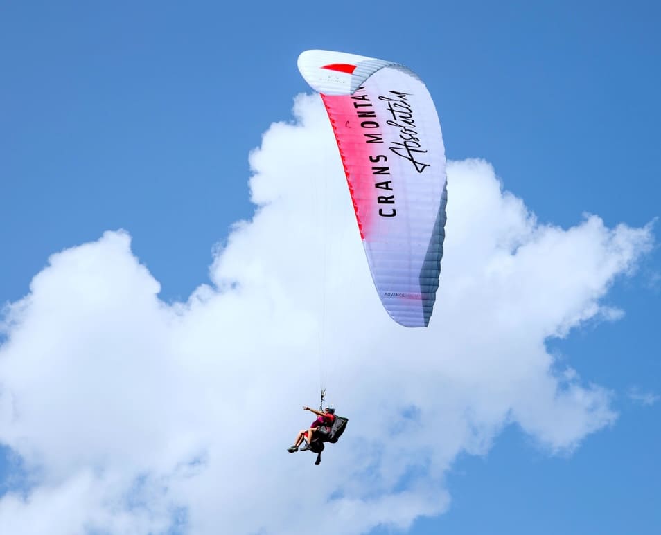 Vol en parapente au dessus de Crans-Montana dans le Valais Suisse