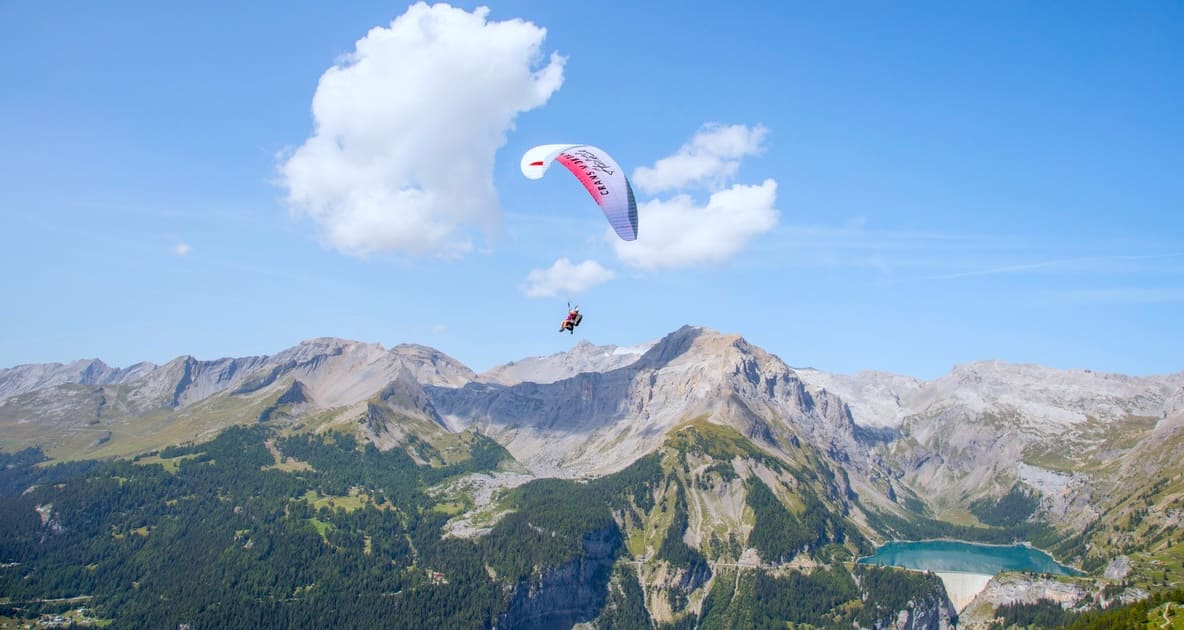 Vol en parapente au dessus de Crans-Montana dans le Valais Suisse