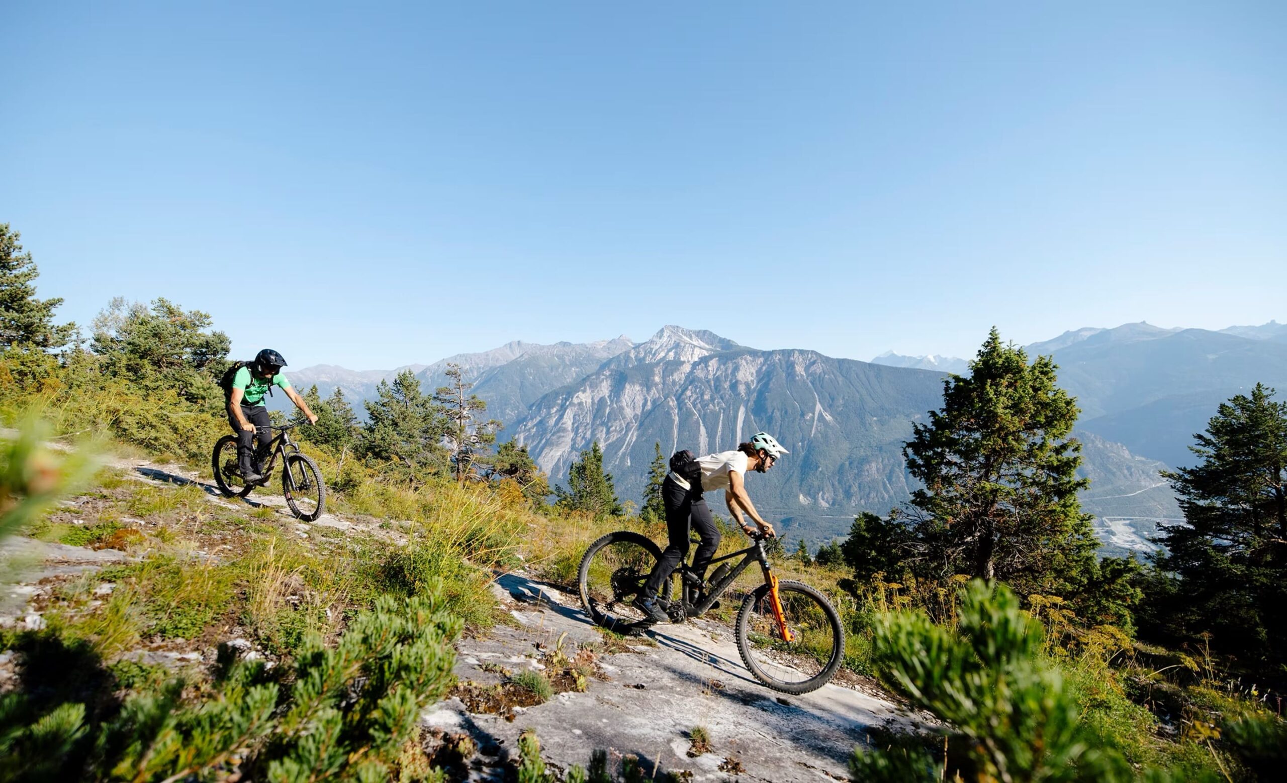 Descente en trottinette tout-terrain